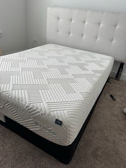 Queen Gel Memory Foam Mattress – Like New – Only 3 Months Old