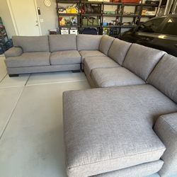 Living Spaces Large Grey Couch (FREE DELIVERY 🚚)