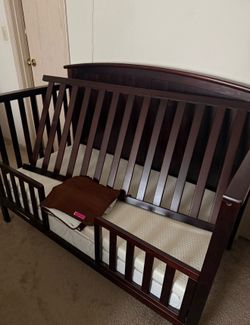 Kids bed 4 in 1 Convertible Crib in espresso with Mattress, mattress pad, crib bumper and 2 bed rail guards. Like new.