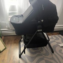 Nuna Triv Next Bassinet and Stand