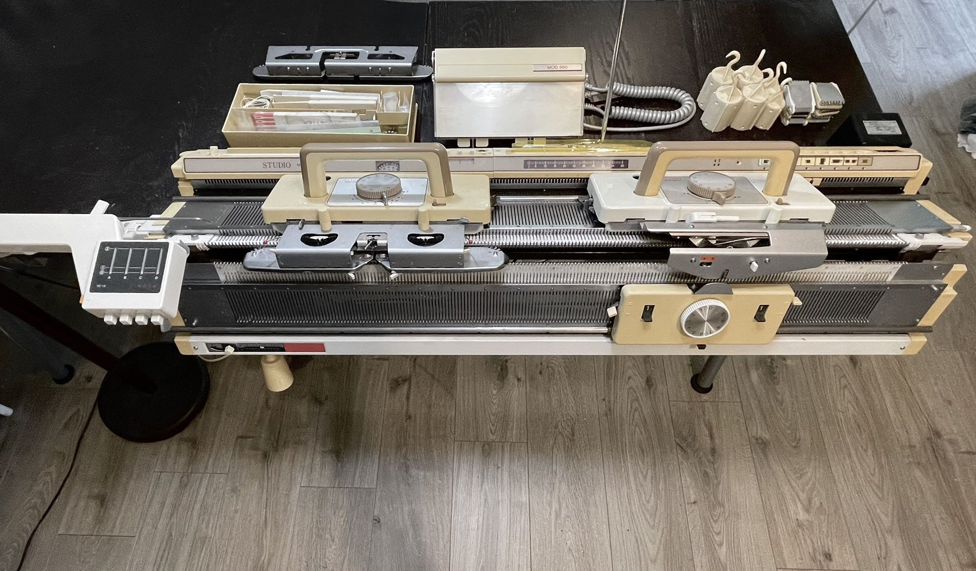 Knitting Machine: Studio Model 560