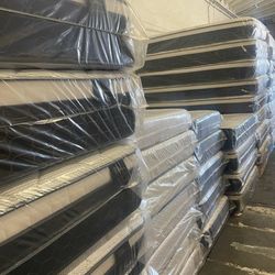 Queen Size Mattress Pillow Top 12"      New Mattress.     