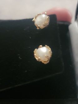 14 Kt Yellow Gold 💛 Pearl Earrings 💛 $250.00 Firm Price! Pick Up Only!  Contact Me If You Are Serious and interested!  New, Never Used!  😊😉 