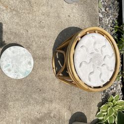 1 coffee table  3x stools 