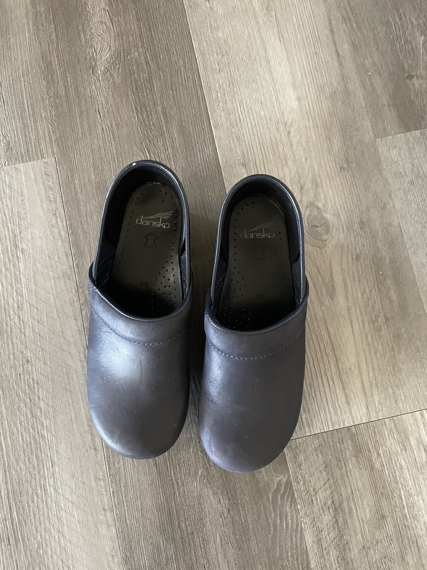 Woman,Dansko Clogs Black Leather Size 9.5