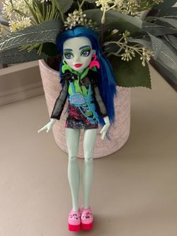 Monster High "Skulltimate Secrets: Neon Frights" collection.