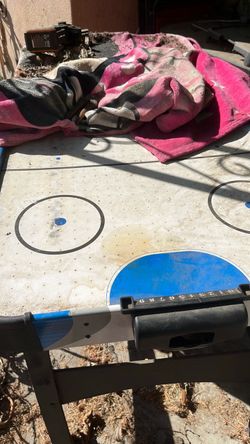 Air hockey table
