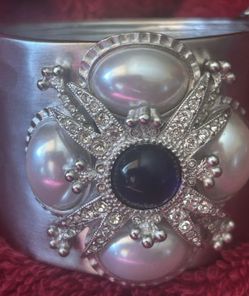BEAUTIFUL ST JOHN CUFF