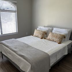 Bed frame + mattress 