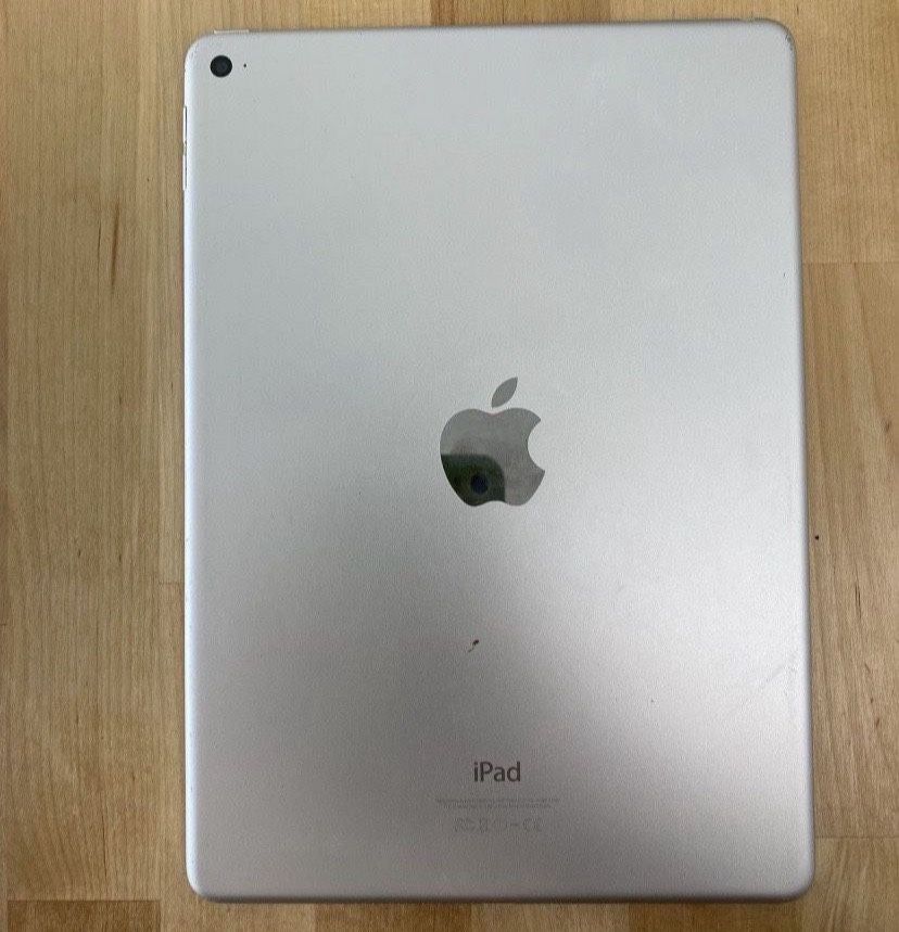 iPad Air 2nd Generation 64GB - Cracked but works!
