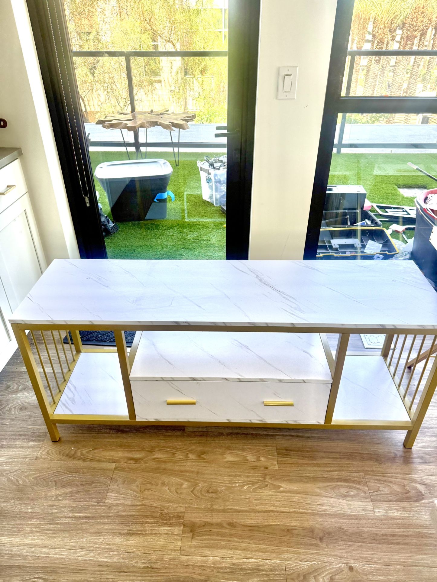 Beautiful tv Stand And Matching Detachable End Tables