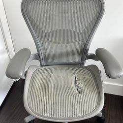 Herman Miller | Aeron Chair | Damaged 
