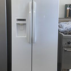 Gloss White LG Side By Side Fridge w/ Filtered Water & Ice 