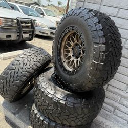 Vendo Set De Rines Nuevos 17x9 De Ancho De 6-139.7 Lugs Con Llantas 285/70/R17 Toyo Por $930