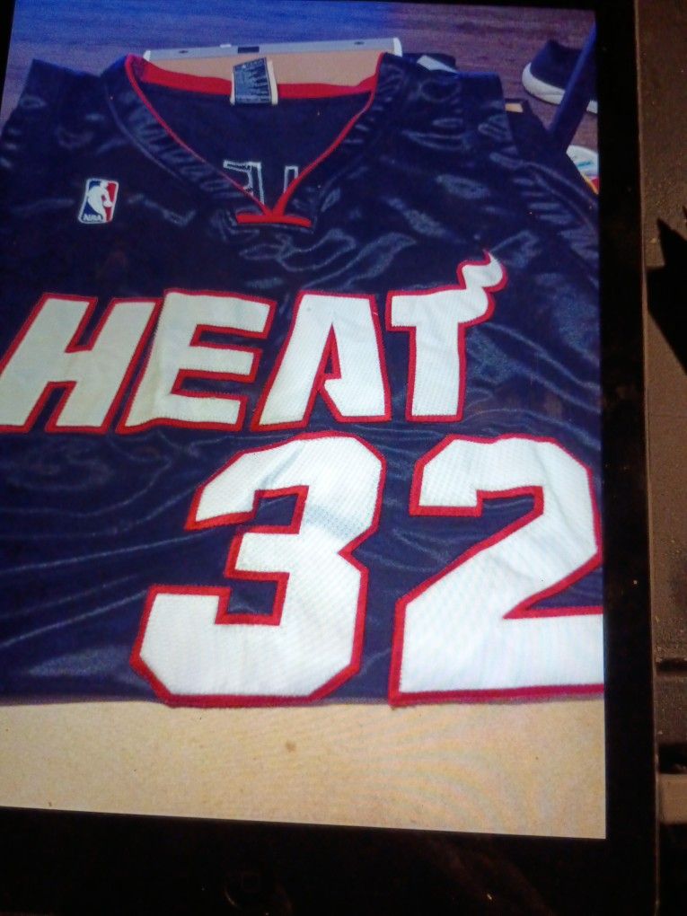 REEBOK NBA APPAREL MIAMI HEAT "SHAQUILLE O' NEAL ". NO . 32 JERSEY. SIZE 56