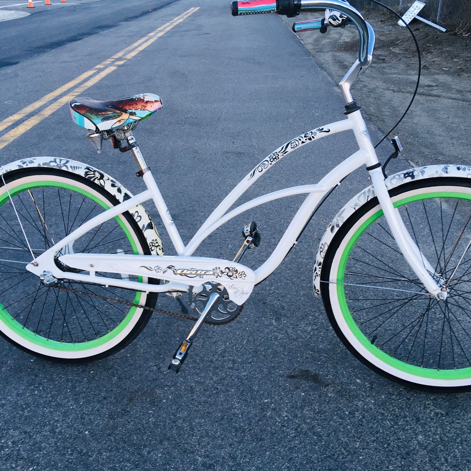 Electra Blanc Et Noir 3 Speed Ladies Beach Cruiser Bike 26 for Sale in Ontario CA OfferUp