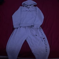 worth 180$ brand new grey tommy hilfiger sweatsuit 