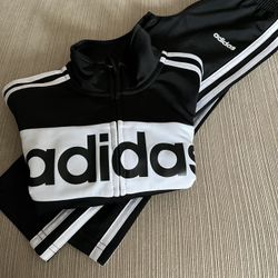 It’s A Two Pieces Set From adidas For little Boys The Size Is 3T/3TL The Color Is Black It’s Barely Used 