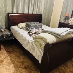 Queen Bed Set / Dresser / Mirror/ Mattress 