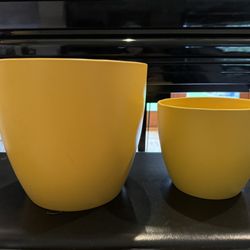 Set of 2 ceramic pots