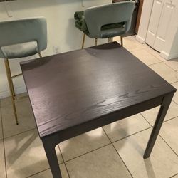 Adjustable diner table