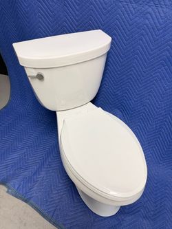 Kohler Toilet w soft close lid