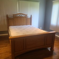 Queen Bed and Dresser w/mirror Oak 