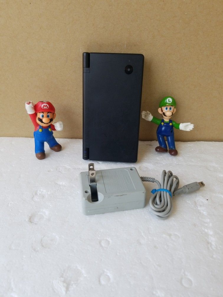 DS (i) BEUTIFUL Black CONSOL original WITH Charger INCLUDED