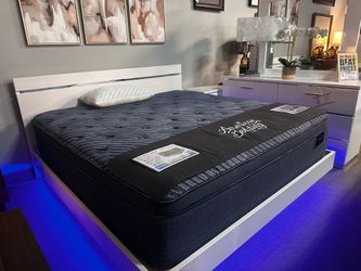 Stunning Platform bed set! $1899 🤍☎️📦