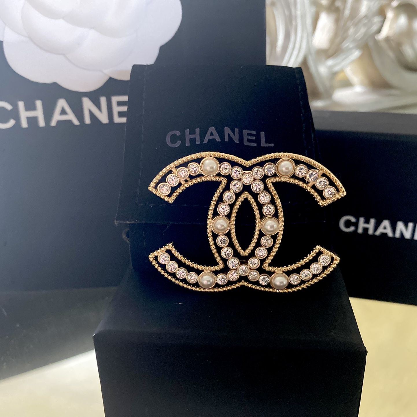 Authentic Chanel CC brooch with pearls, Women's Fashion, Jewelry