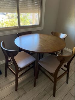 Dining Table w/ chairs [MOVING SALE]