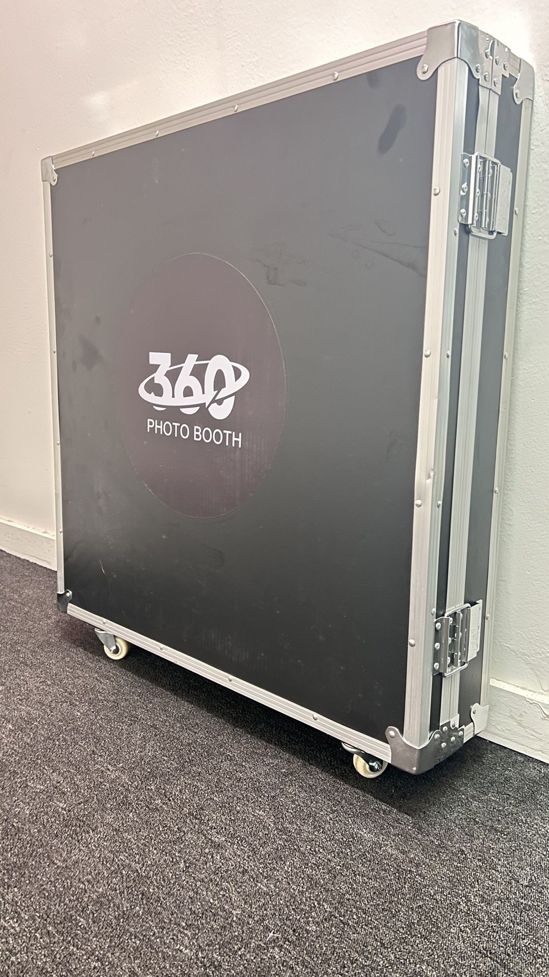 BRAND NEW 360 PHOTO BOOTH W/ CASE, RING LIGHT AND PROPS!!