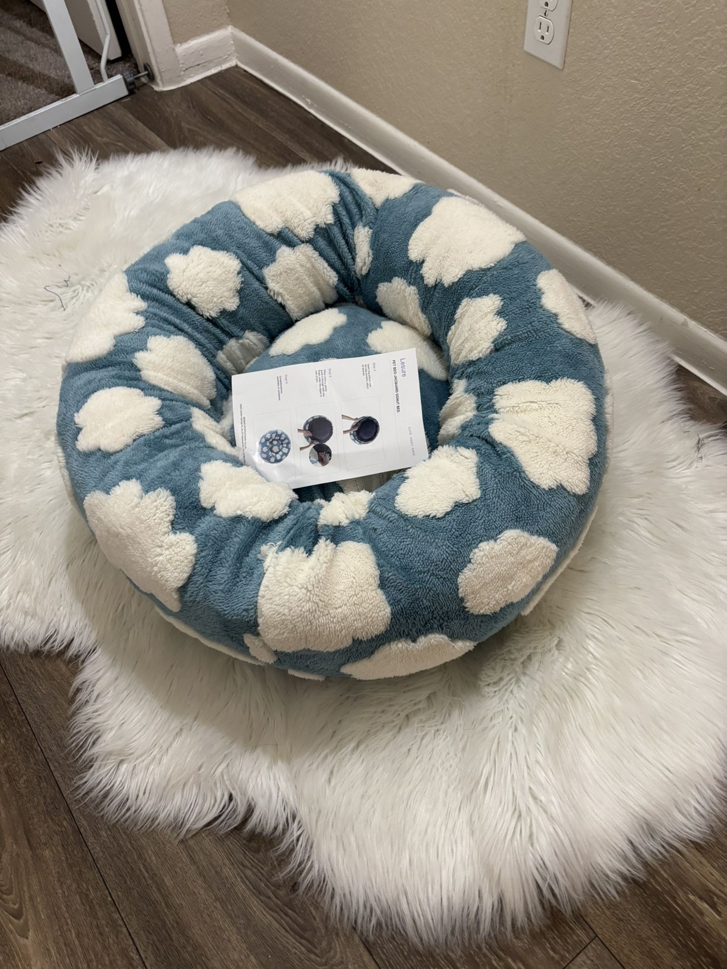 Lesure Donut Small Dog Bed - Round Cat Beds for Indoor Cats Calming Pet Beds, Cute Modern Beds with Jacquard Shaggy Plush & Anti Slip Bottom, 23 Inch,