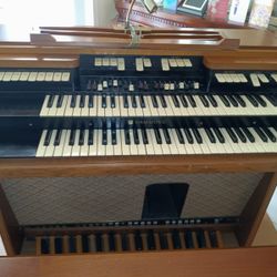 Vintage Hammond Electronic Organ