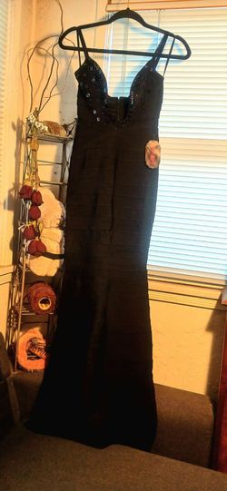Small to medium size Lng Blck Gown.  👌