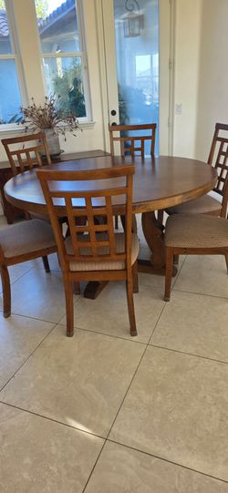 Round Dining Table.  6-8 people.