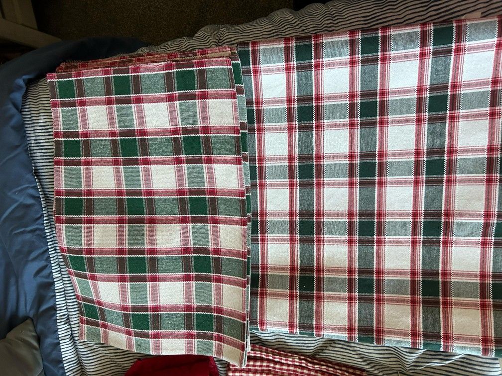 Table Runner And 4 Placemats 