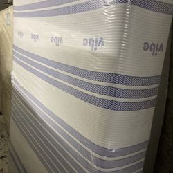 Thick solid memory foam queen $350. That’s a cheap price. Locate Westport area at storage. I can deliver