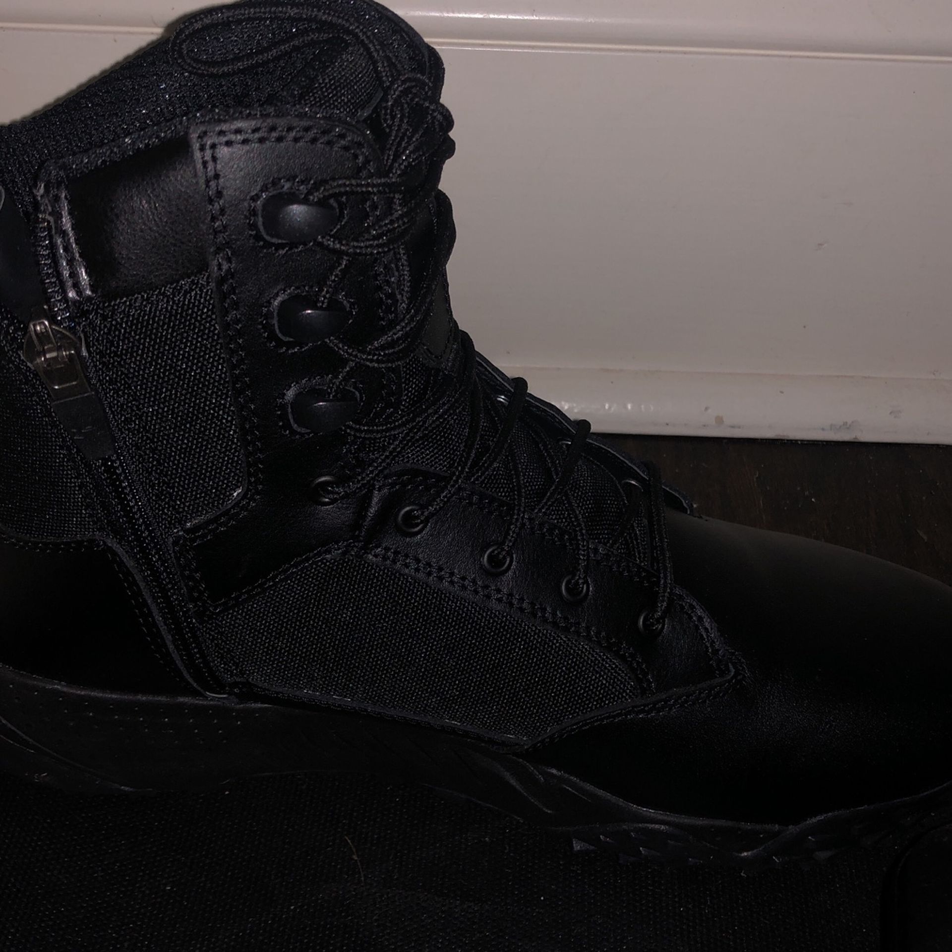 Size 10 Under armor boots.