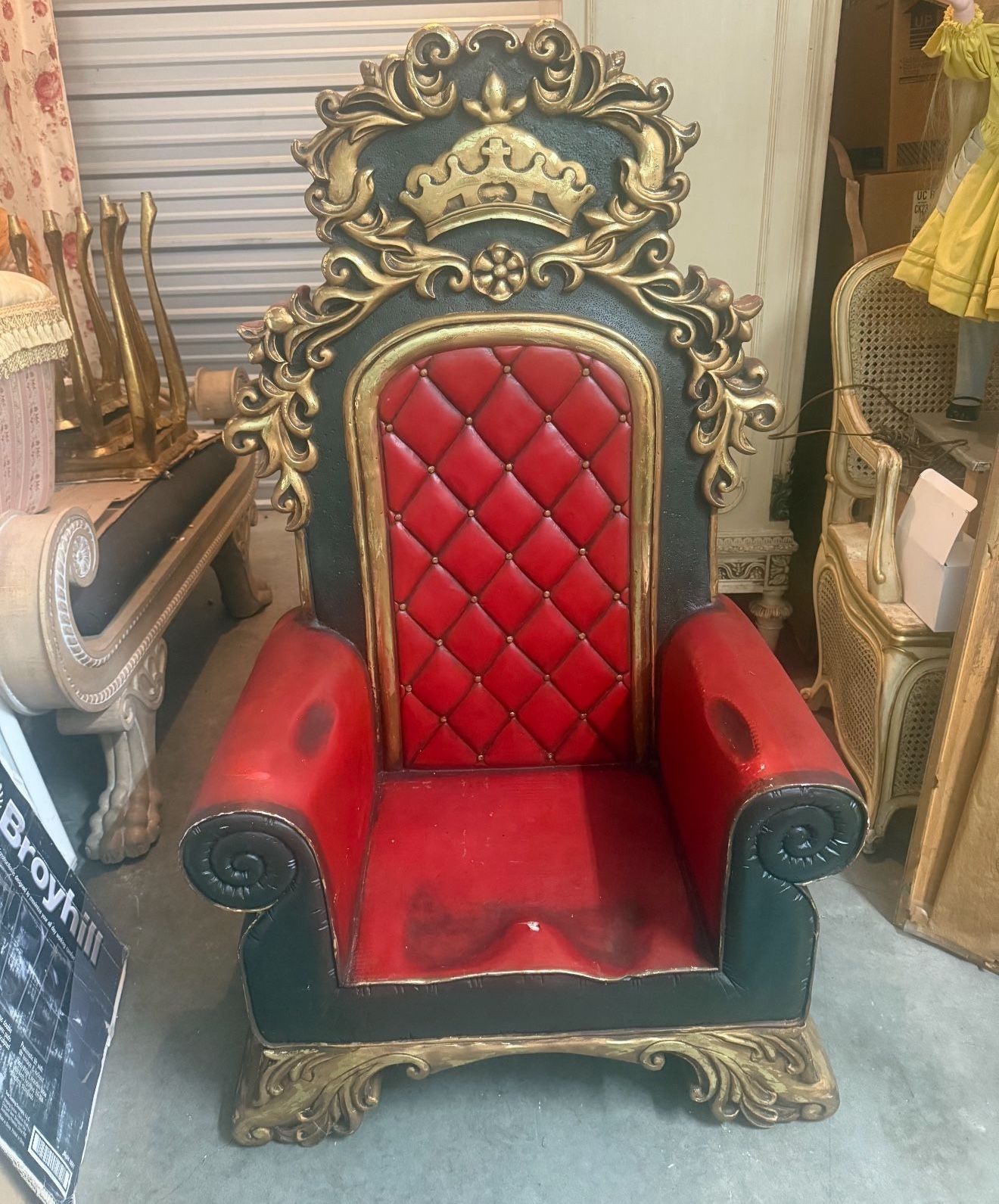  Santa’s / king Throne chair Dime size chip on seat , located in Orting.  Where vintage antiques Christmas