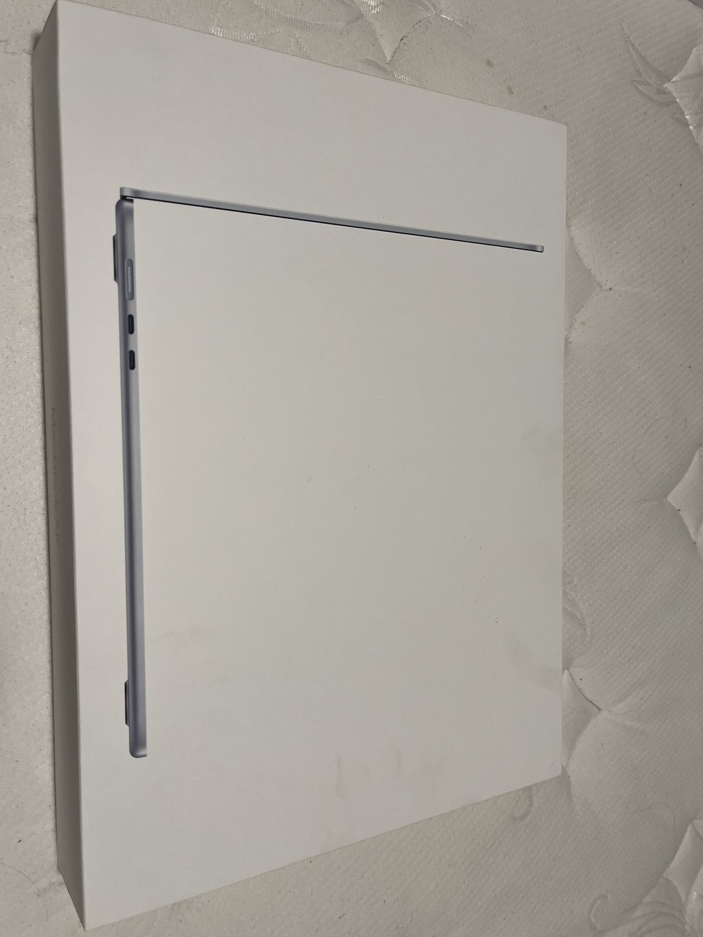 BRAND NEW SEALED !!!apple macbook Sky Blue