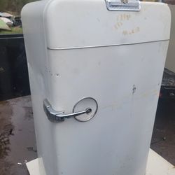 vintage Frigidaire/ general motors refrigerator 