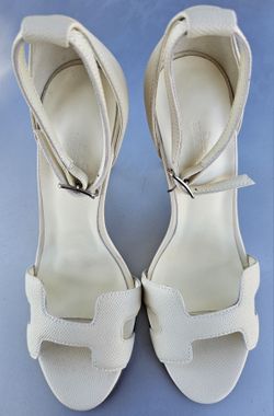 High heel sandal with thin adjustable ankle strap.
A sleek design for a chic feminine look.

