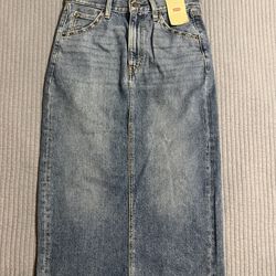 Women’s Levi’s jean skirt size 26