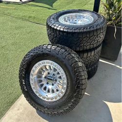 4 kmc rims 285/70/r17 Falken at3 tires Tacoma rims Chevy rims 6 lug rims 33s  llantas r17 methods