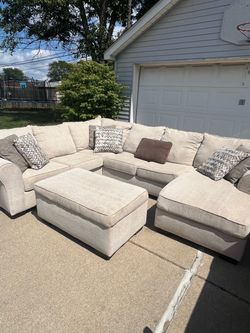 Large Cream Sectional Couch w/ Storage Ottoman – FREE DELIVERY