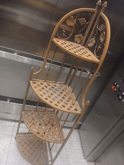 Metal corner shelf
