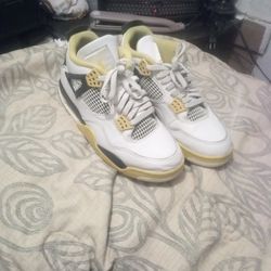 Air Jordan 4 Retro Vivid Sulfur Sneakers 