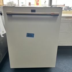 Café 24inch. Top Control Built-in 3 Rack Dishwasher In Matte White