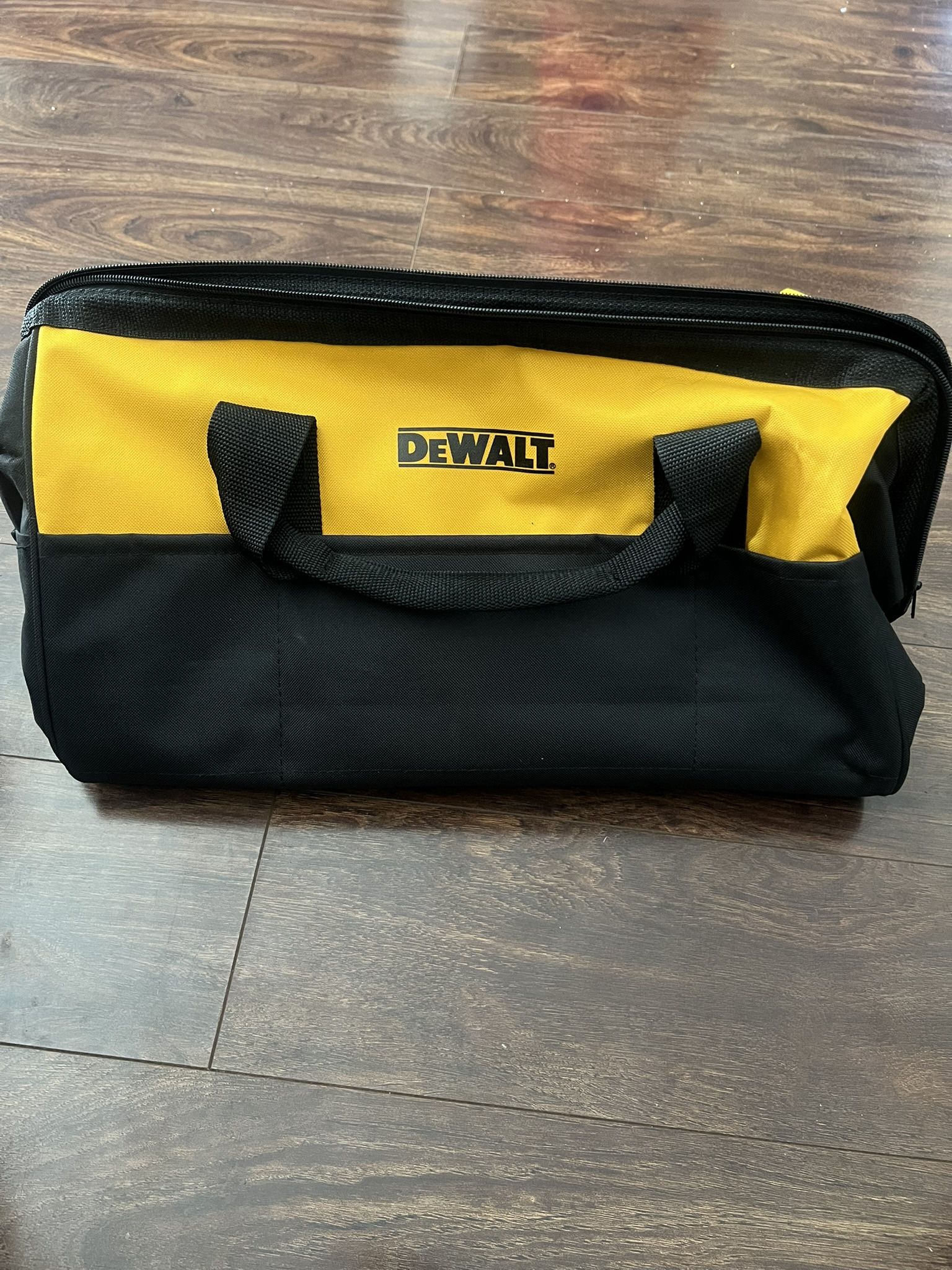 Dewalt 18” Large Duffel Tool Bag 💼 • New•